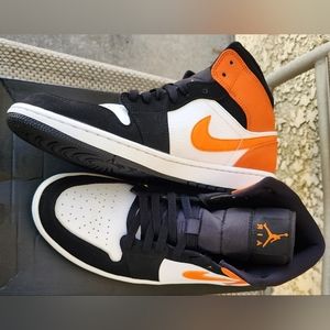 Jordan 1 mid, 10.5, black/ white-starfish
